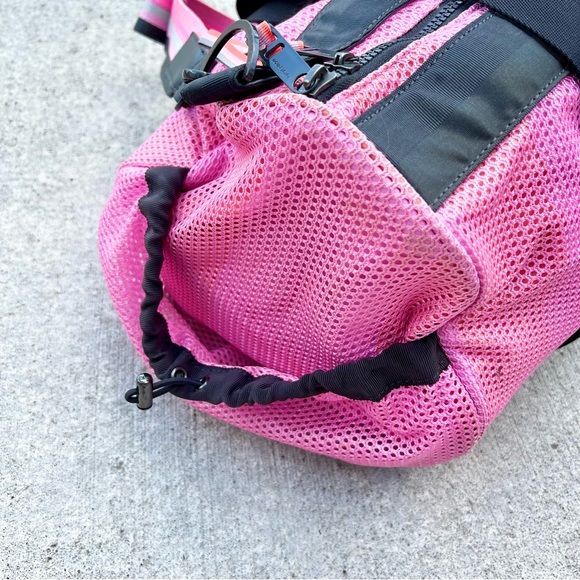 🦄 Lululemon Duffle Bag in Rare Opulent Stripe Pink - Picture 6 of 11